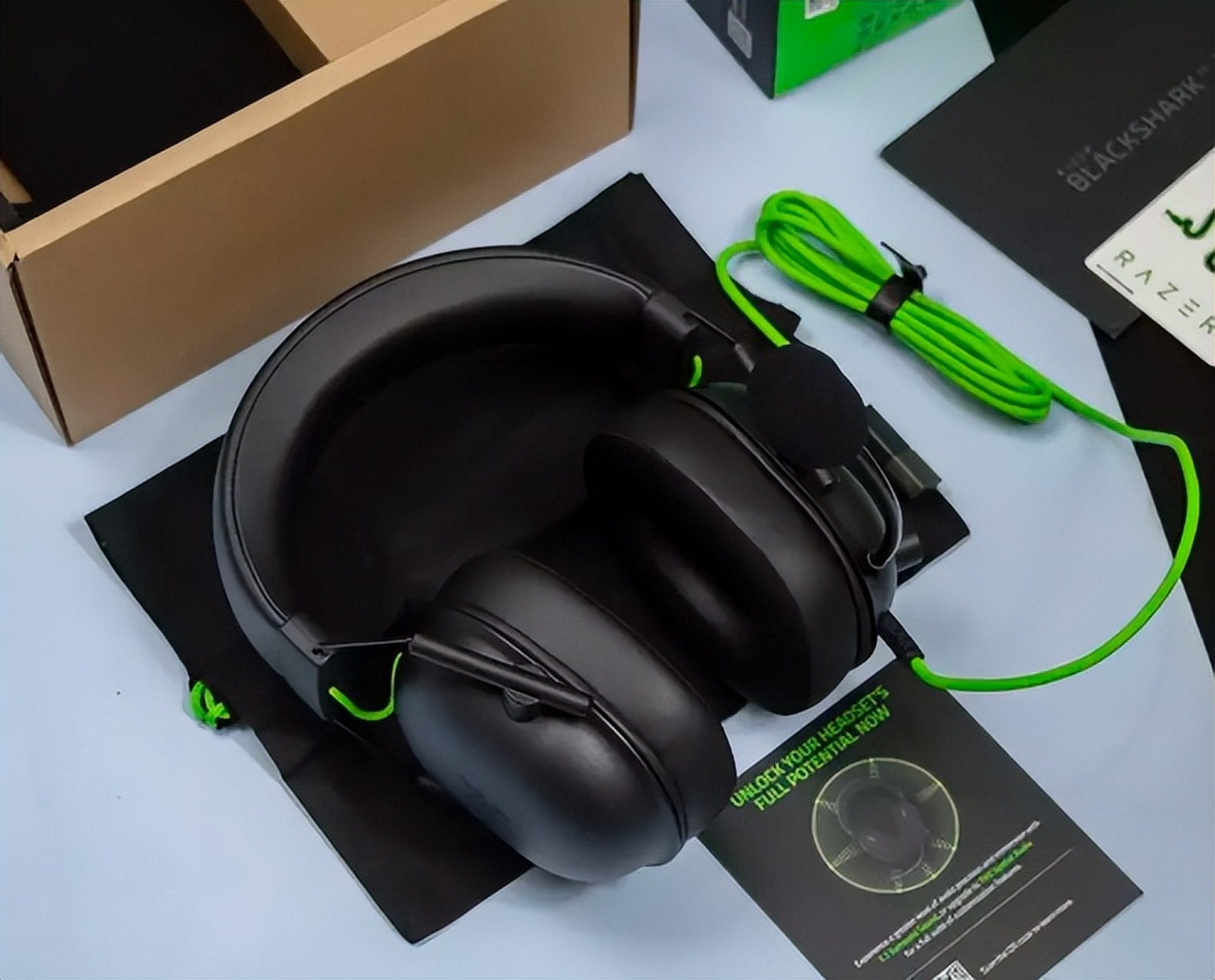 雷蛇旋风黑鲨v2x游戏耳机,轻盈透气,音质卓越,清晰通话.