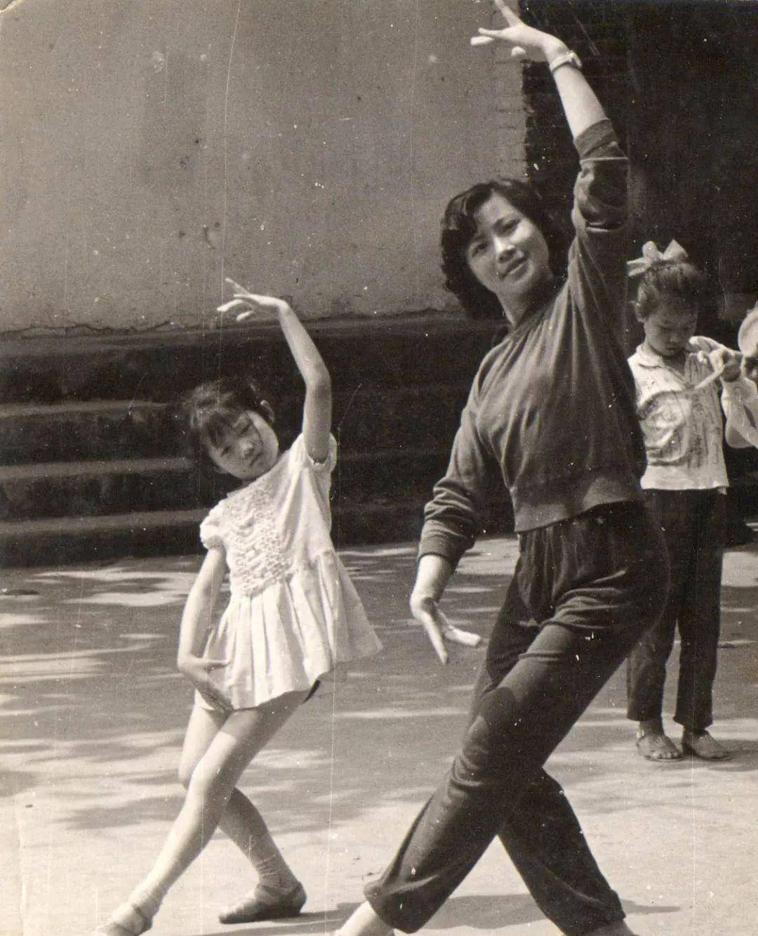 回顾刘亦菲母亲刘晓莉64岁两婚两离现是单身贵族比女儿美多了