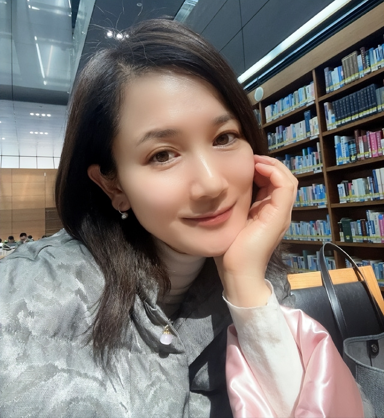 演员潘雨辰:离婚后只字不提前夫侯勇,如今45岁似冻龄少女