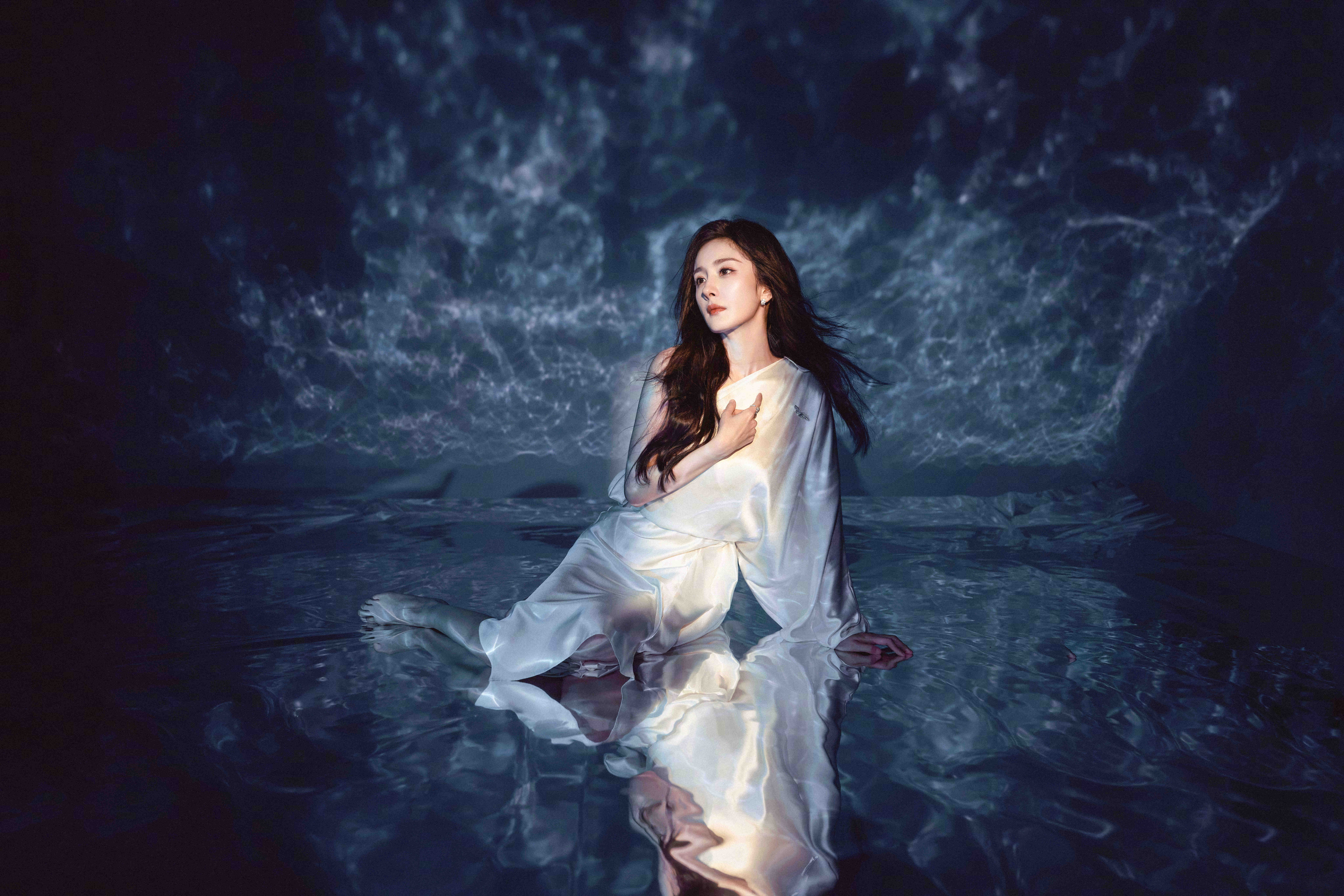 38岁杨幂身着白长衣优雅的像美人鱼性感不失灵动