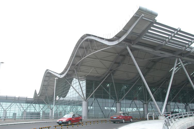 机场那么大为什么只修一两条跑道堵机延误和跑道太少有关吗