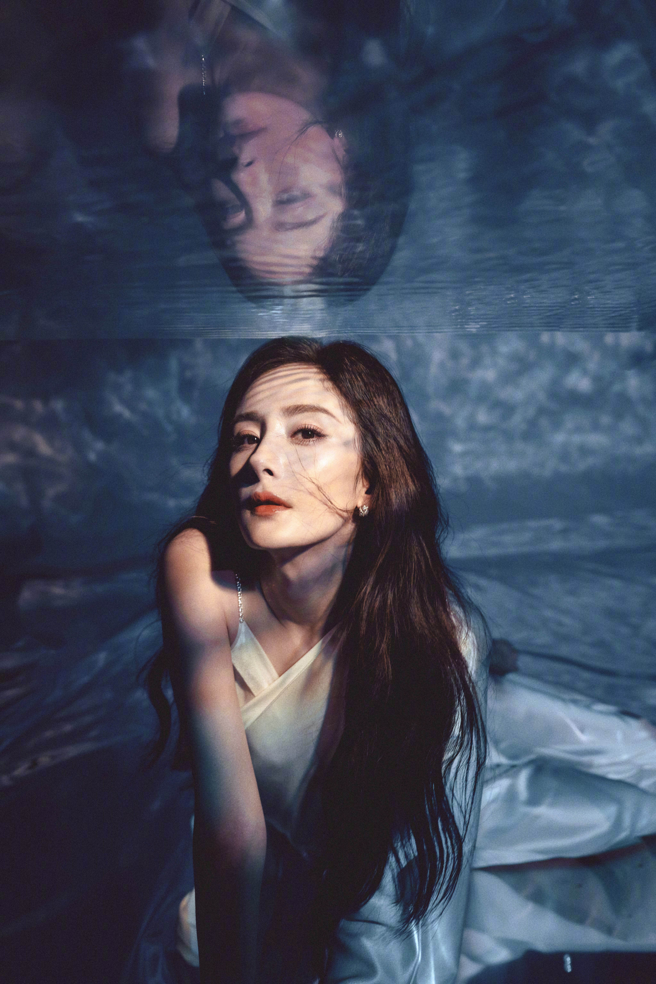 38岁杨幂身着白长衣优雅的像美人鱼性感不失灵动