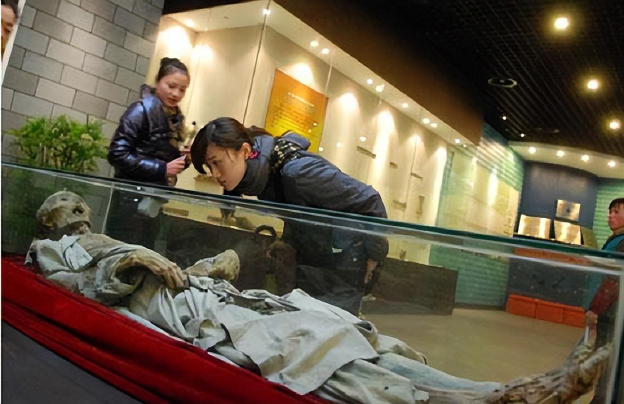 回顾女子离奇身亡父亲24年不下葬成不腐干尸坚信她含冤而死