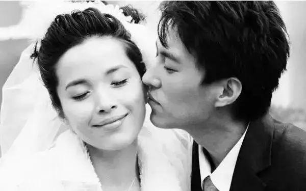 回顾靳东与离过婚的江珊同居5年为何又转身娶了二婚的李佳