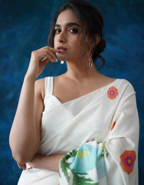 印度美女来我国旅游看到垃圾桶的一样东西直呼你们也太有钱了