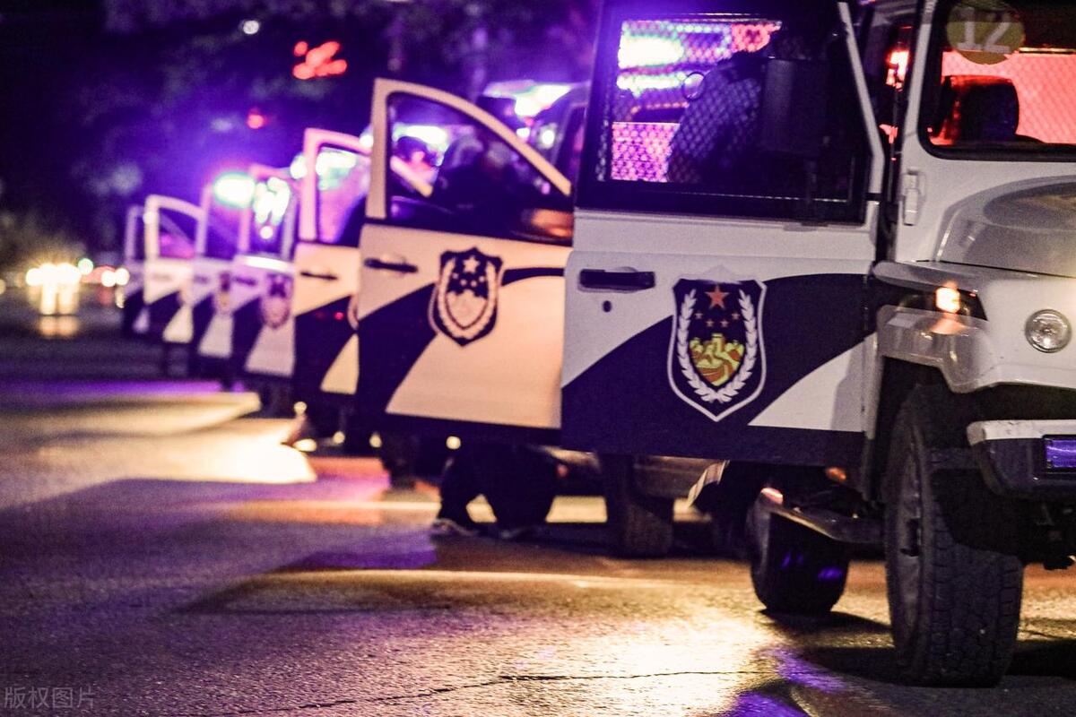 因此大部分人都下意识的认为警察会开着警车去抓捕犯人