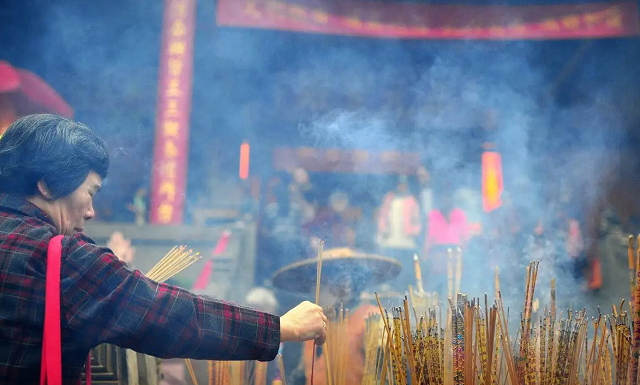 2006年,孟广宣与吴成丽二人来到河南省淮阳县游玩,正月里香客满满的