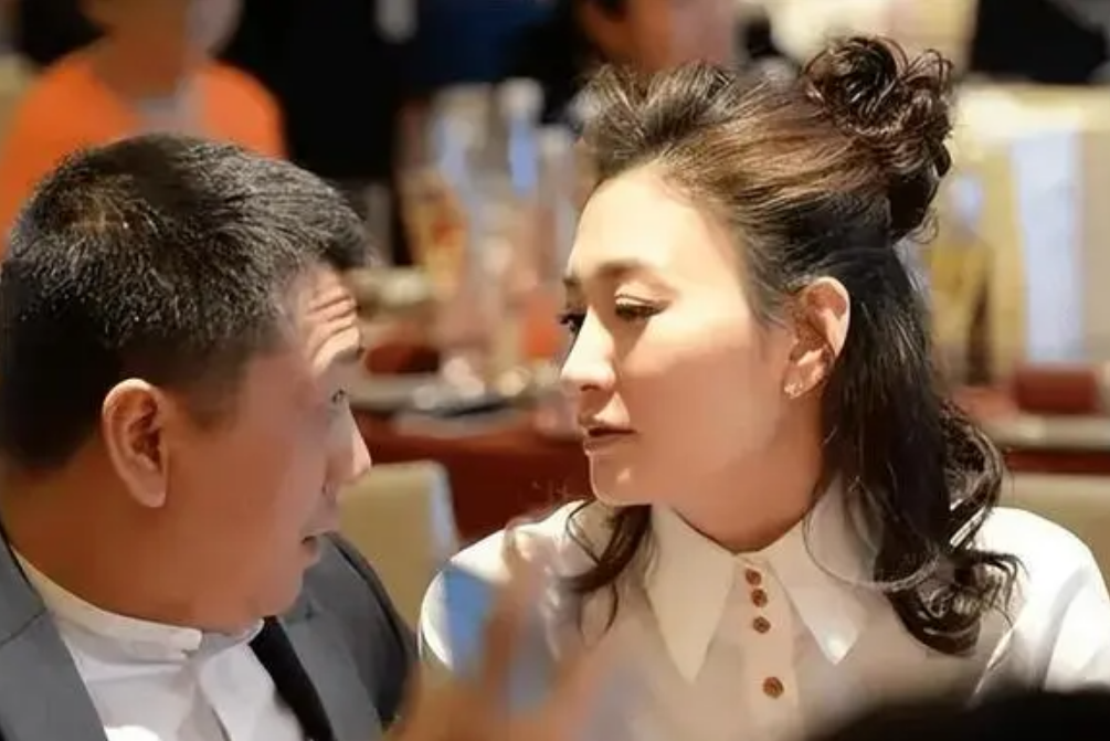 回顾李小冉被前任折磨多年为鄢颇流产2次被男闺蜜砸5亿娶回家