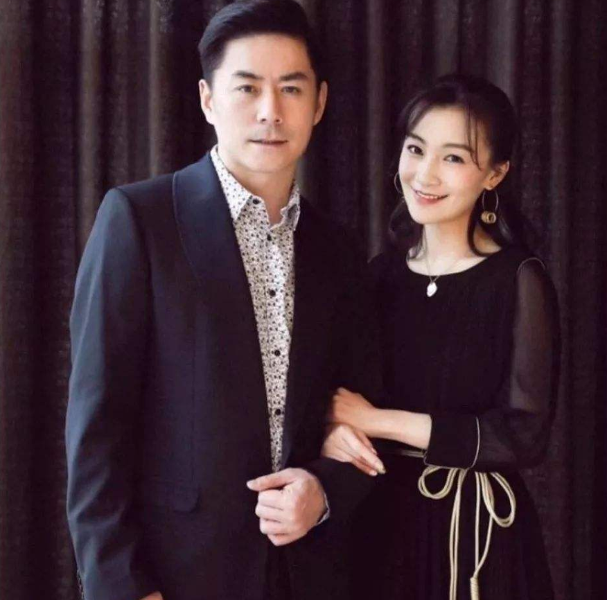 在剧中,曲双双扮演一个老师,拍摄时异常专注,身上有一股敢想敢拼的