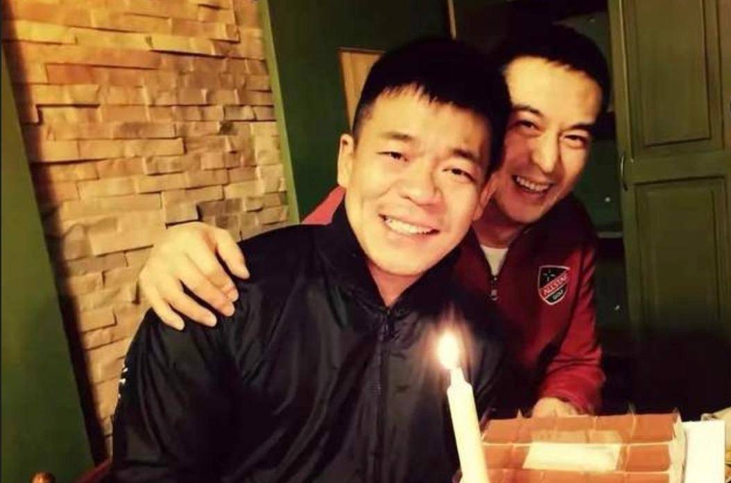 回顾孙浩26岁上春晚走红得罪杨坤20年不说话55岁今未婚没孩子