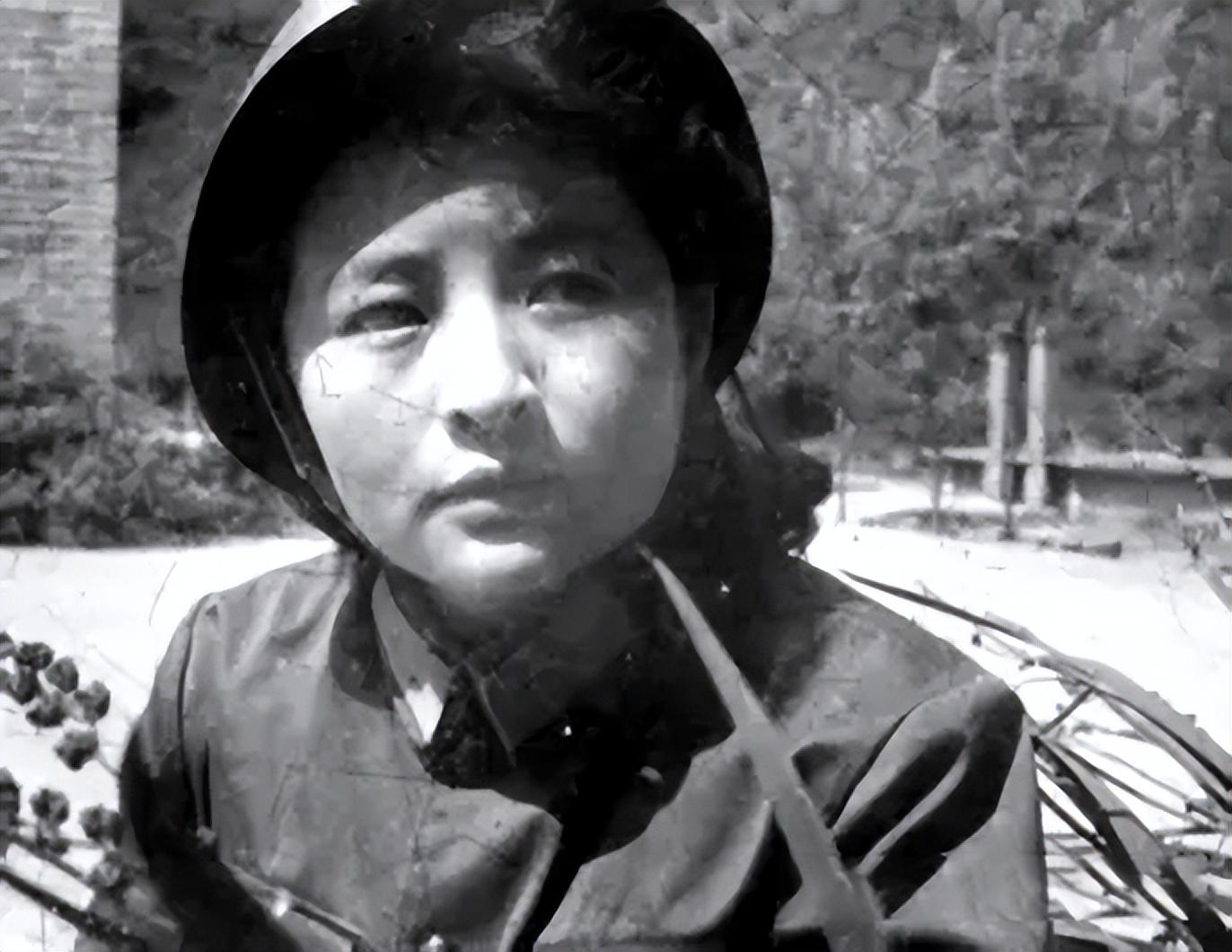 84年越战女兵为守护烈士放弃富豪生活将957支玫瑰插满陵园