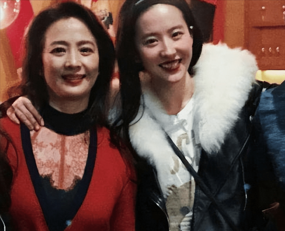 回顾刘晓莉两婚两离不后悔掌掴导演不后悔堪称刘亦菲最大靠山