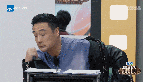 前脚在竞演类综艺当导师,被学员们气成了表情包;后脚又被某小鲜肉送上