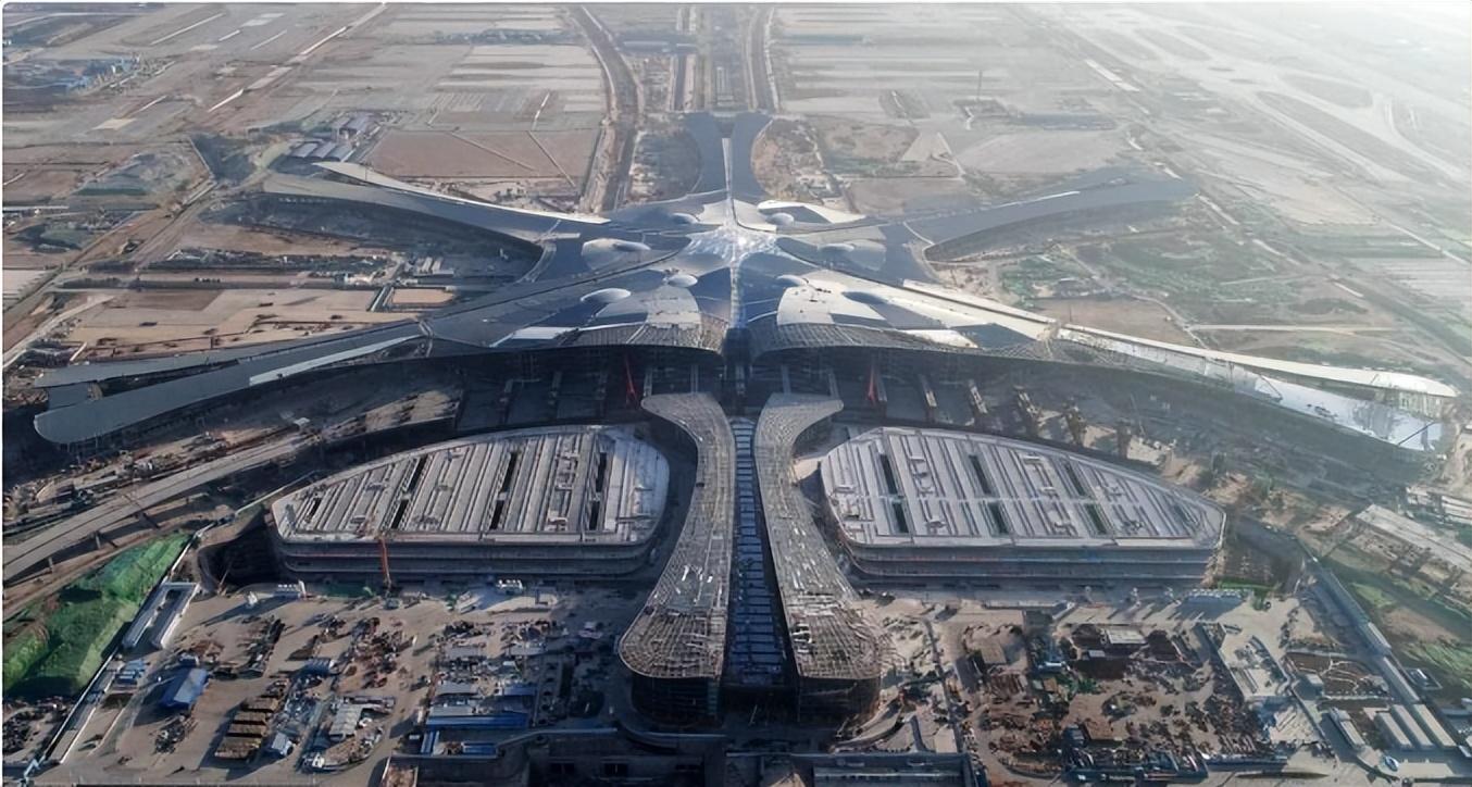 机场那么大为什么只修一两条跑道堵机延误和跑道太少有关吗