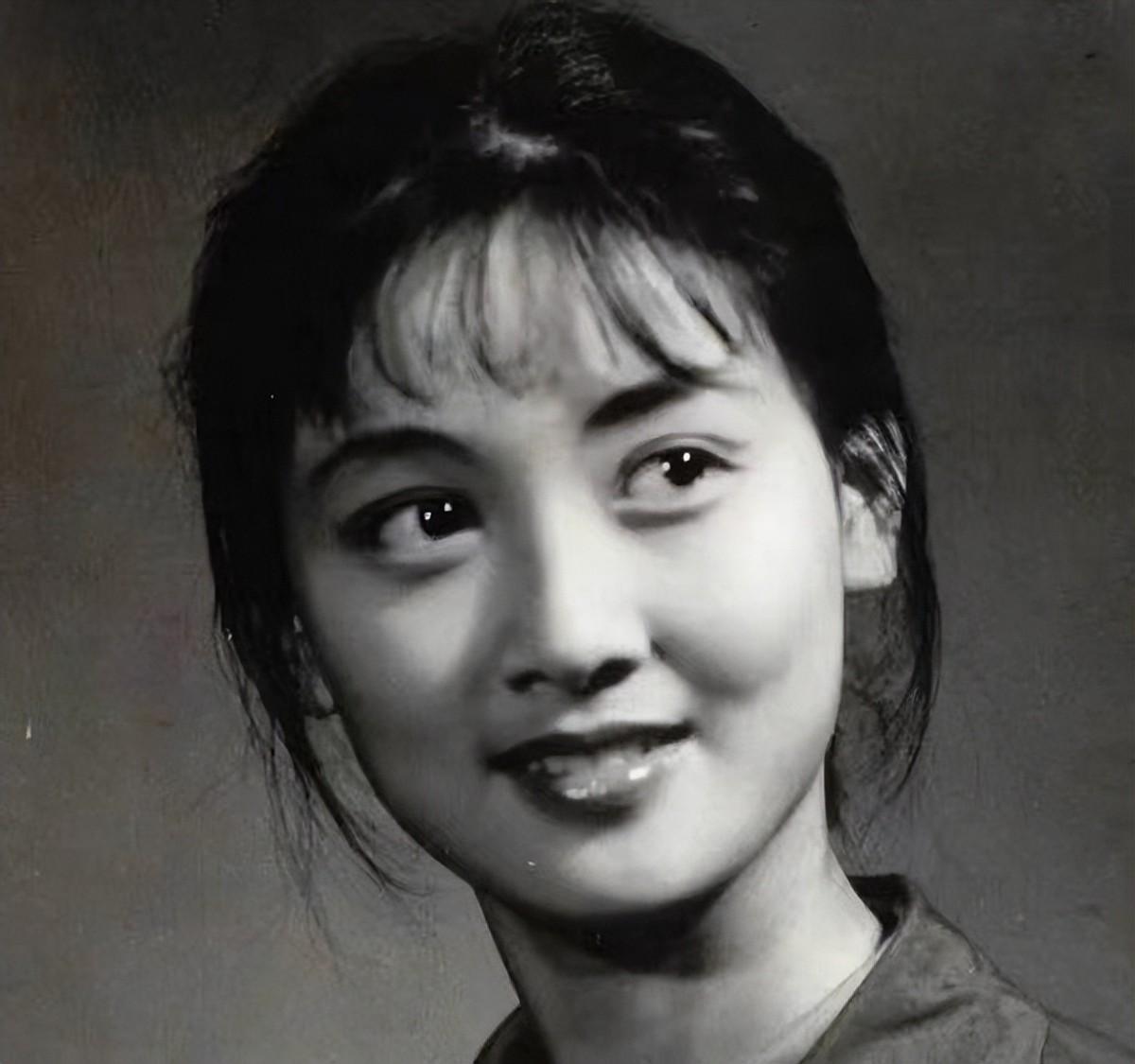 回顾张国立罗秀春离婚35年他再婚有烦恼她至今单身牵挂儿子