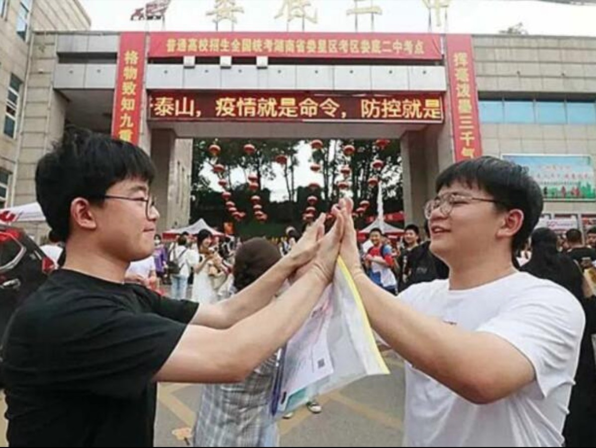 一年一度的高考如约而至,四兄弟已经十八岁了,在湖南娄底四中就读的