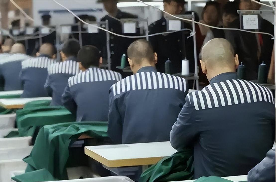 等到了中午12点,犯人就准时收工吃饭,虽然合理饮食搭配,有荤有素,有肉