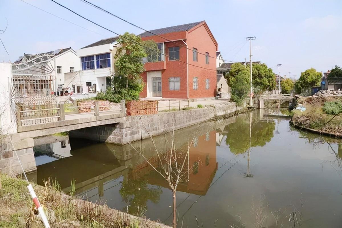 2002年9月20日,是斜塘村村民们难忘的日子,在这一天他们敲锣打鼓,高高