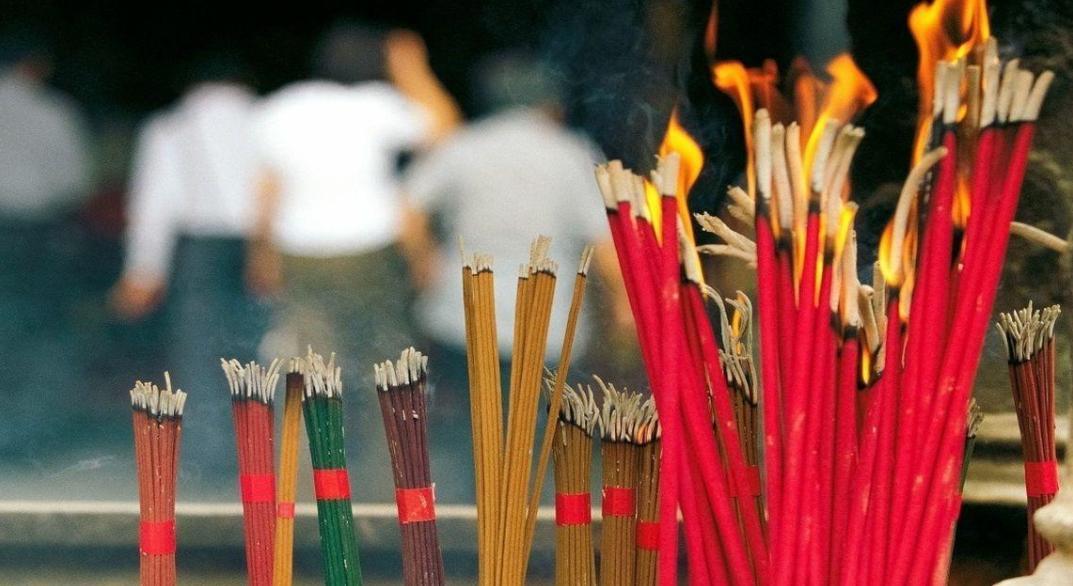 回顾烧香为何是三根每根分别代表什么传统文化我们一定要知道