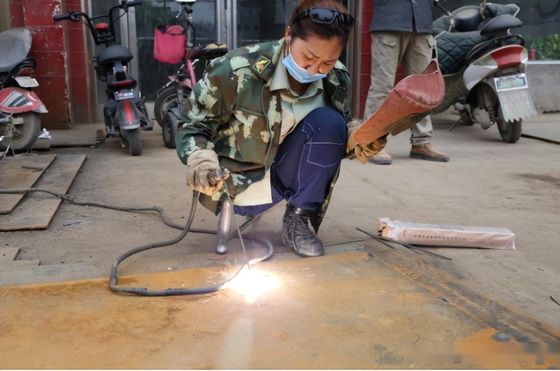 回顾电焊工罗雨只有一条腿却得到300多名男生的表白这是为何