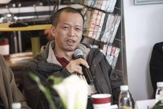 回顾艺术界"疯子"何云昌,取肋骨做成项链送给女友,用水泥浇筑自己