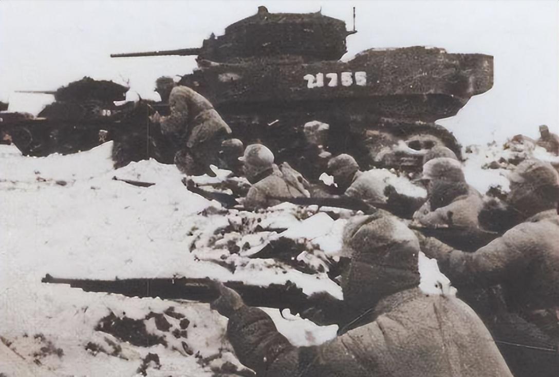 他投靠了另一个臭名昭著的汉奸头目王凤岗,随着日本投降,王凤岗部迅速