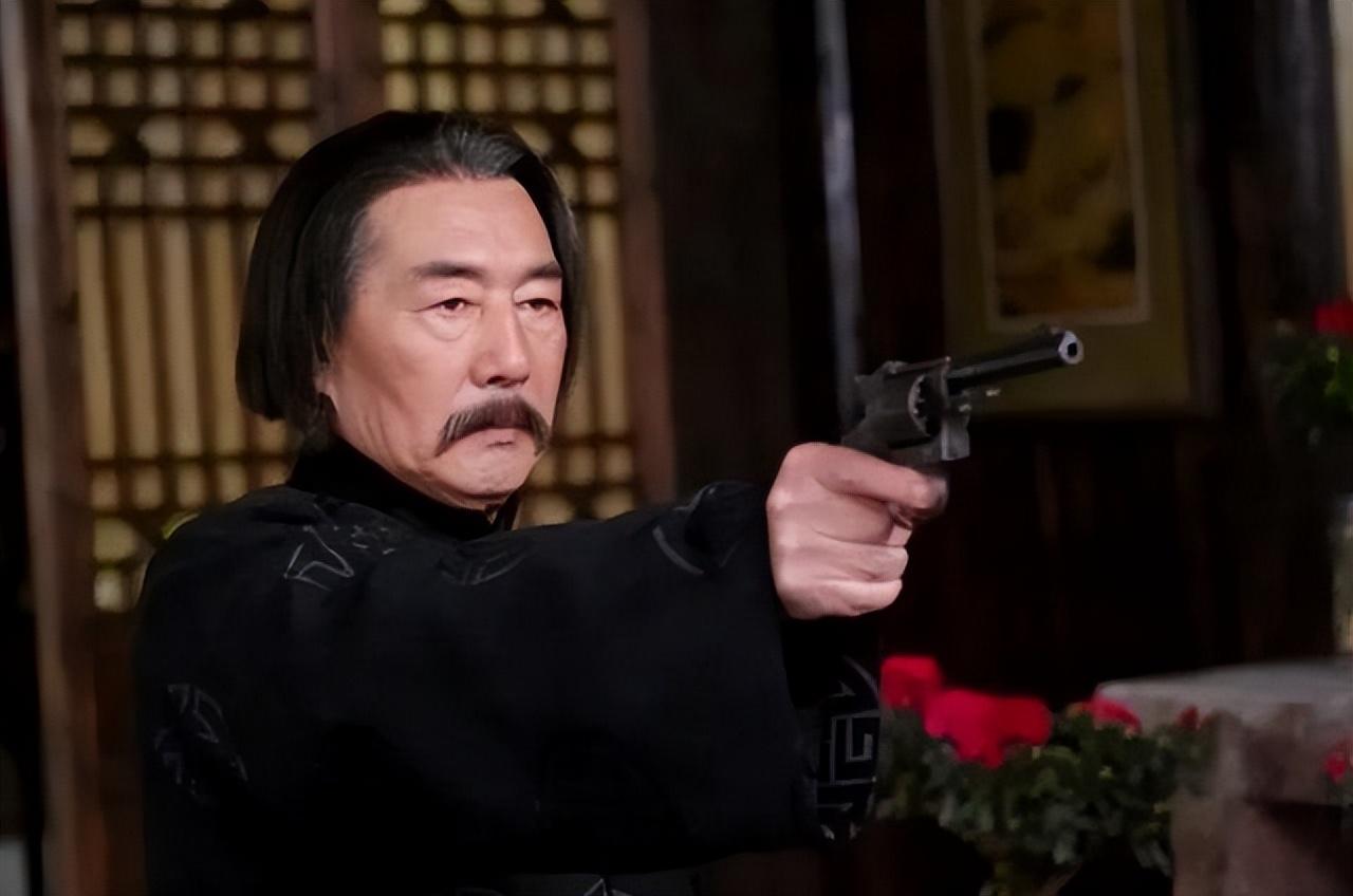 在粮库工作的时间,每次发工资,杜雨露毫不犹豫的将一部分钱,分别发给