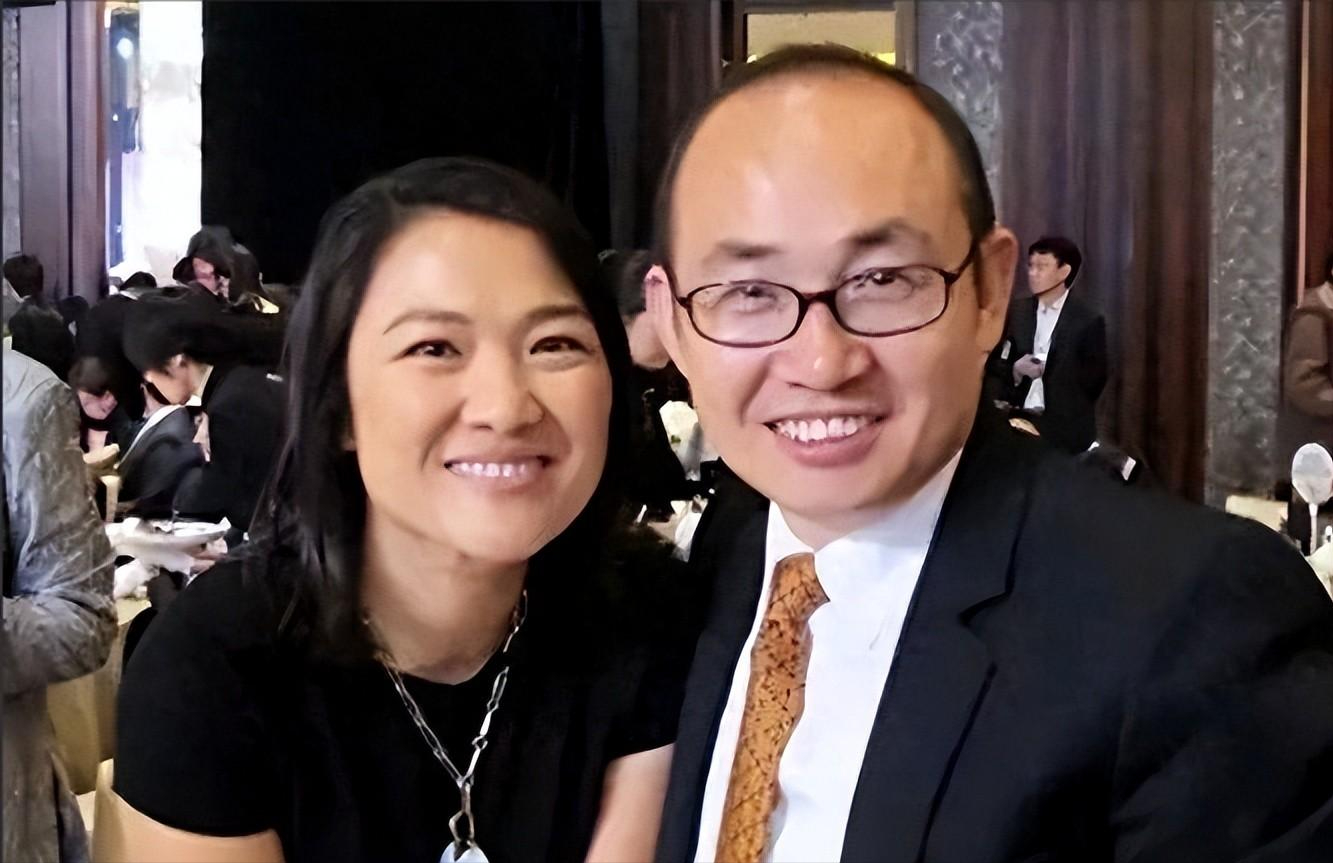 我们说的这个女人就是曾经最火的"soho中国"房地产的董事长张欣,这个