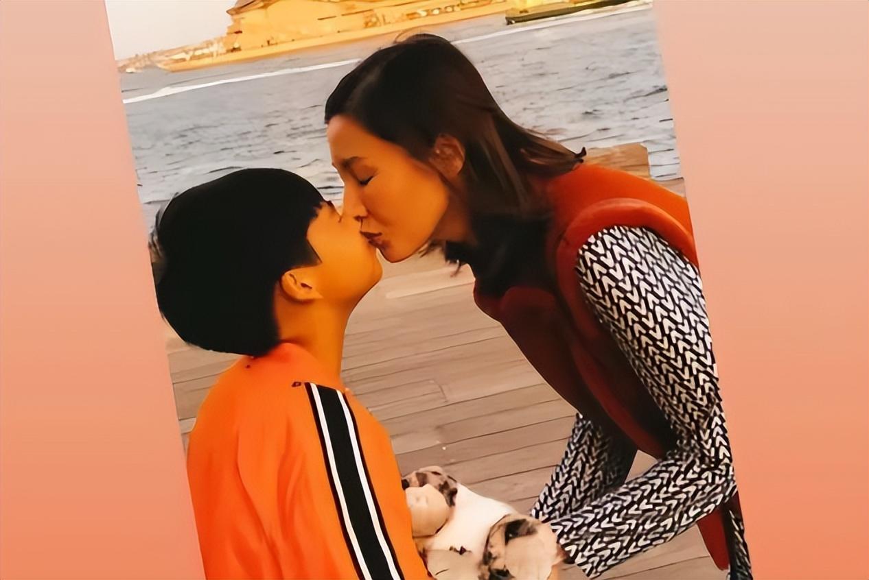 李嘉欣和儿子同浴池洗澡