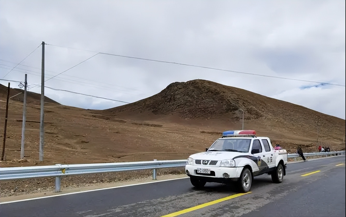 2012年男子抡大锤狂砸警车不但没受罚反受警方嘉奖这是为何