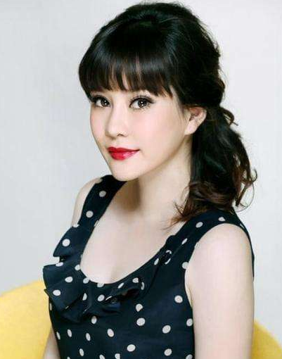 在那之后不久,两个人就正式离婚了,离婚后妞妞跟着袁茵,而侯耀文彻底