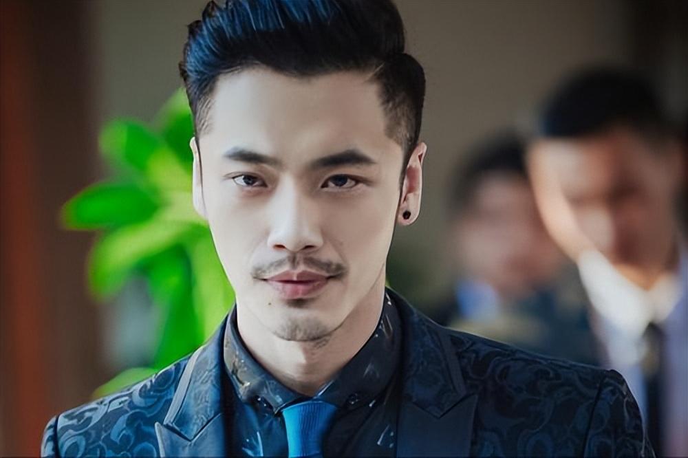 回顾演员薛皓文父亲曾是新闻联播主播因一身肌肉遭误解