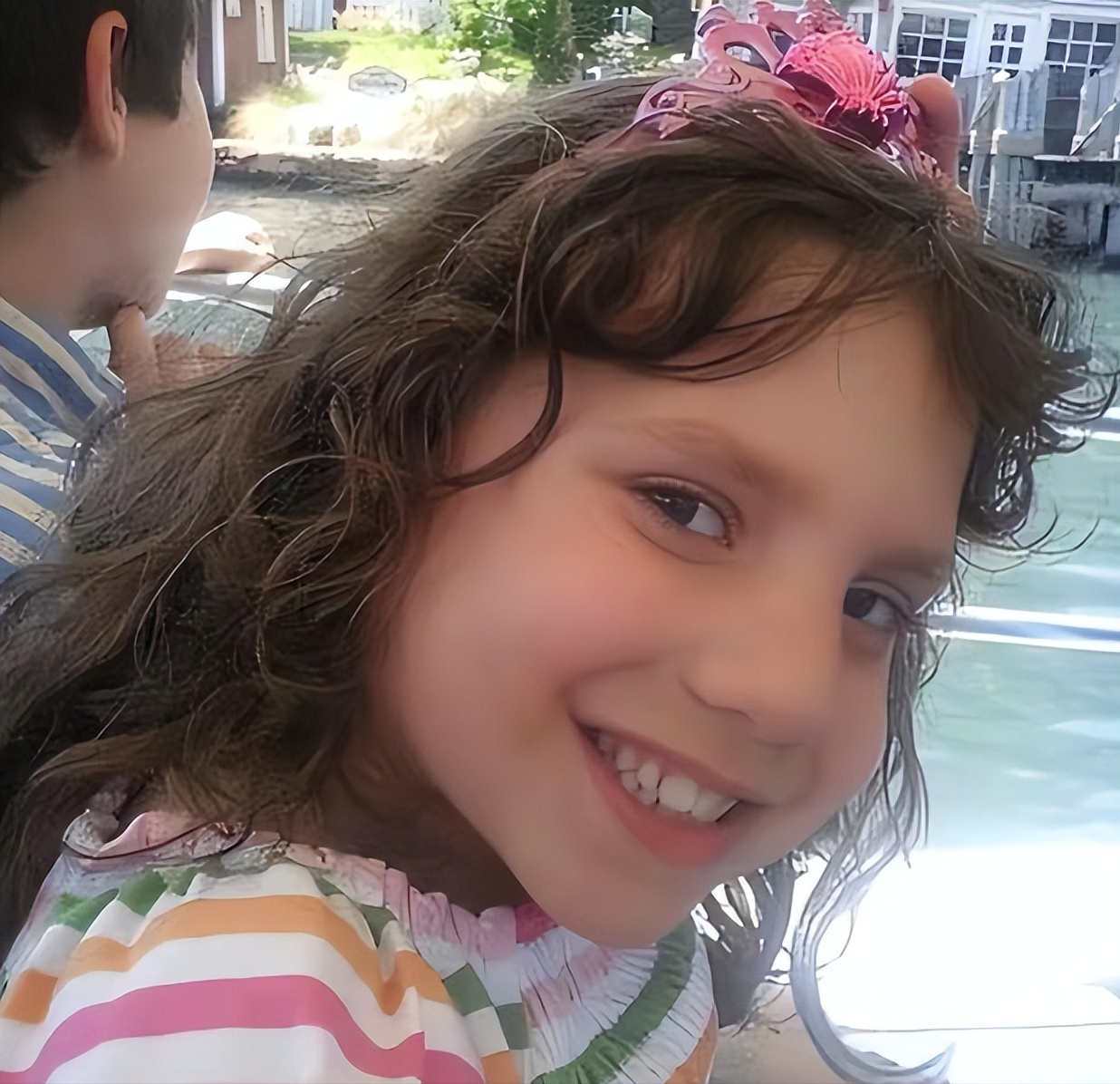 "看着眼前这个皮肤皙白,笑起来有两个虎牙的小女孩.