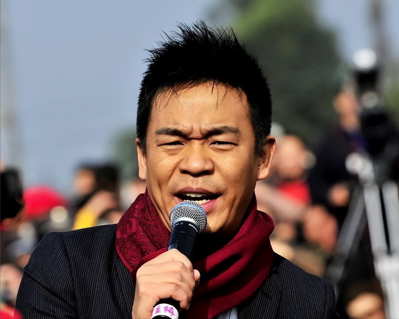 回顾孙浩26岁上春晚走红得罪杨坤20年不说话55岁今未婚没孩子