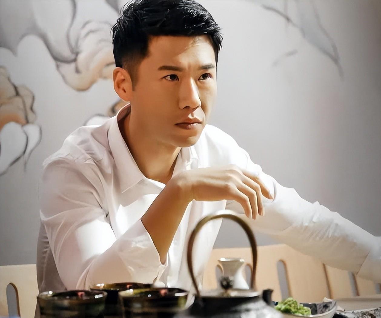 回顾演员王骁40岁走红娶平凡妻子生一女是母亲王馥荔的骄傲