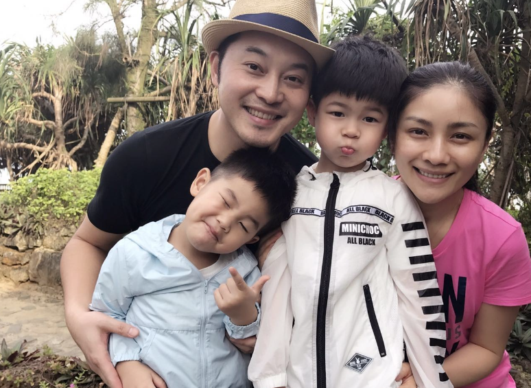 回顾胡可为沙溢三年生二子弃前程当众痛哭后悔婚姻如今怎样了