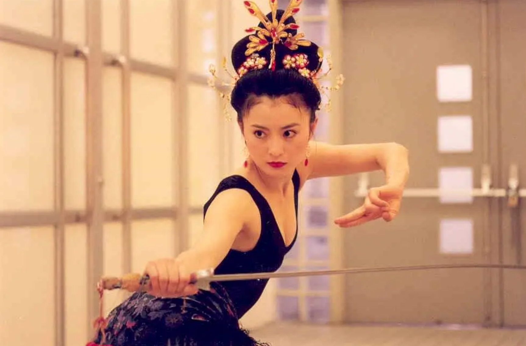 这是李赛凤第一次感受到了武打电影的魅力,"龙女郎"李赛凤一夜便风头