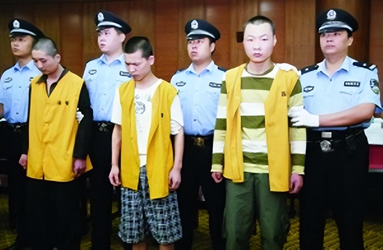 2007年西安千万富翁为救打工妹身中数刀被救女追悼会大声痛哭