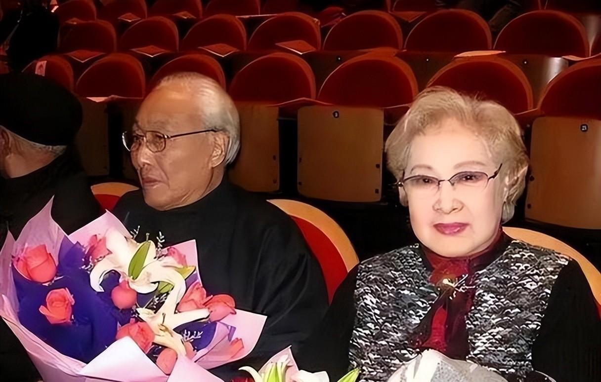 婚事,起初仲星火还非常反对,但因为父母的眼神,在加上传统思想的桎梏