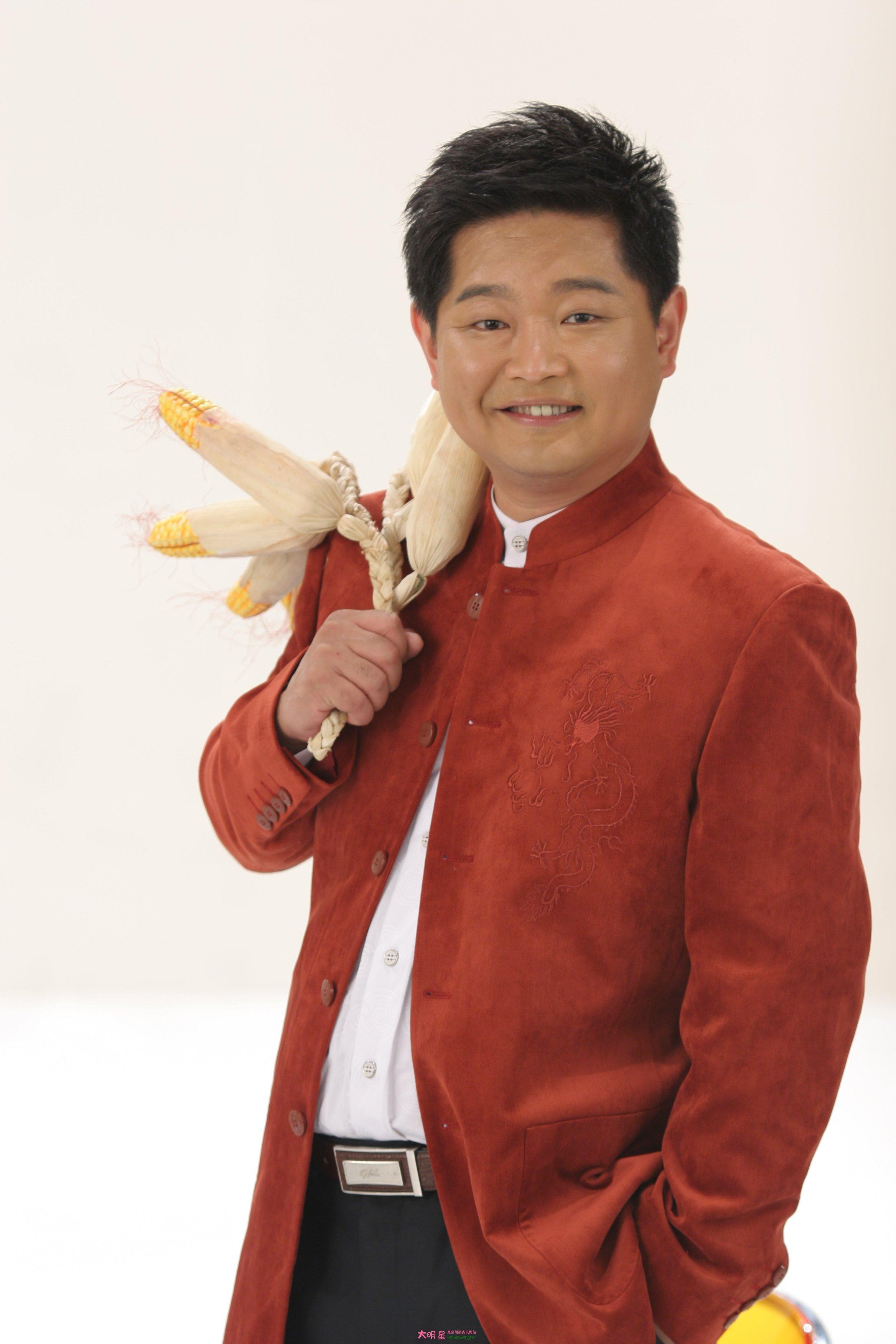 回顾央视主持人肖东坡与校花前妻离婚之后闪婚现任很幸福