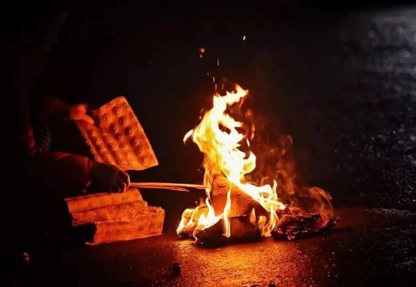 人死后为何要烧纸流传了几千年的习俗当然不仅仅只是因为迷信