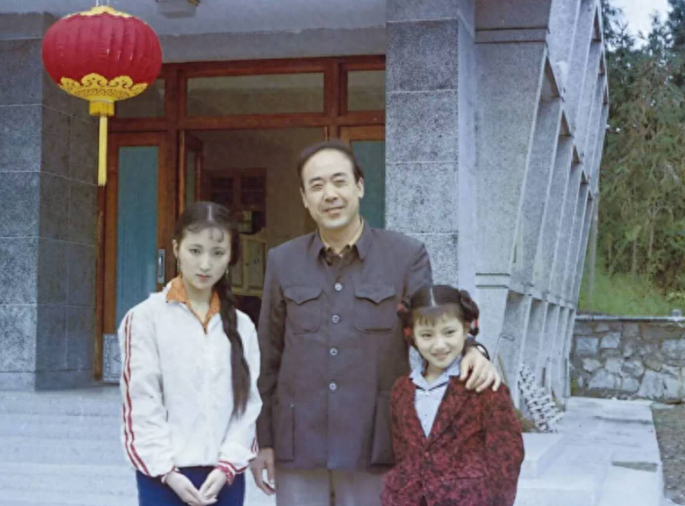 回顾演员陈晓旭去世16年后丈夫还俗再婚如今丈夫过的怎样了