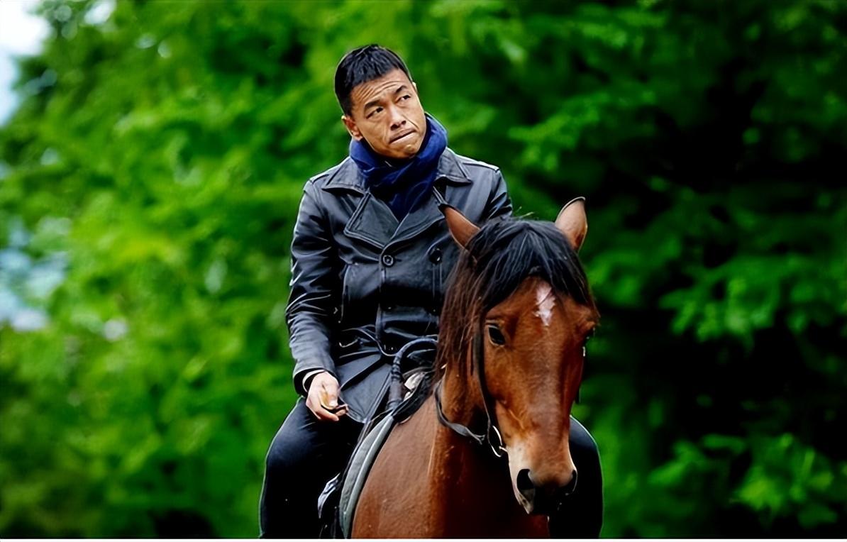 回顾王挺7岁被父亲抛弃20岁为父亲还千万债51岁才娶妻生子