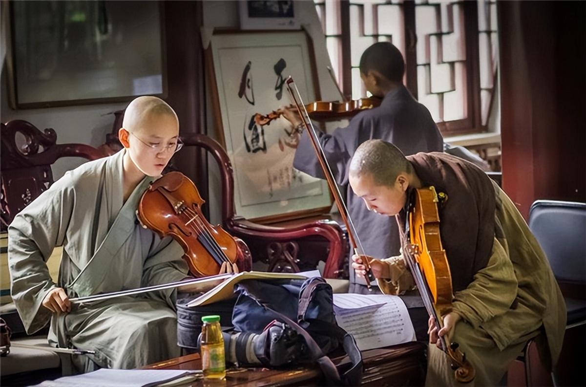 "话音未落,老师和朋友们纷纷露出震惊的表情."你疯了?