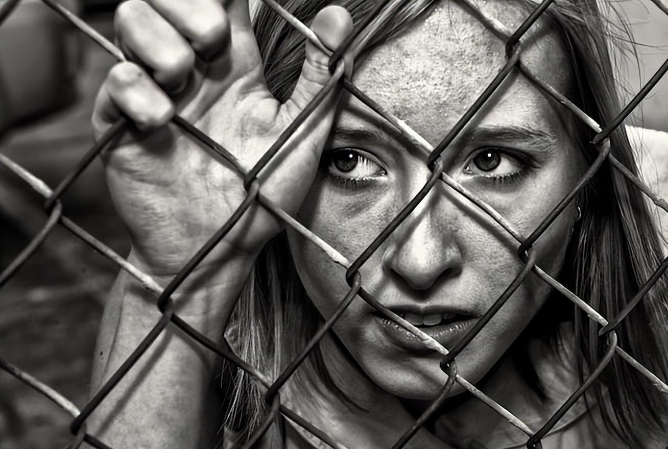 2017年,模特公司看到了一则招聘广告拍摄的信息,英国模特克洛准备前往