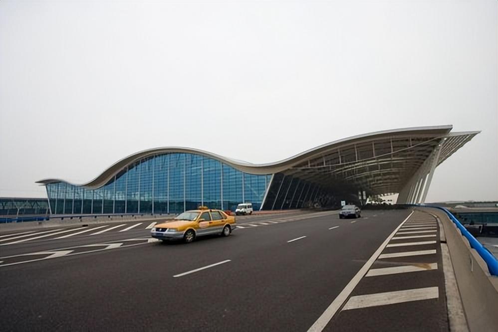 机场那么大,为什么只修一两条跑道?堵机延误和跑道太