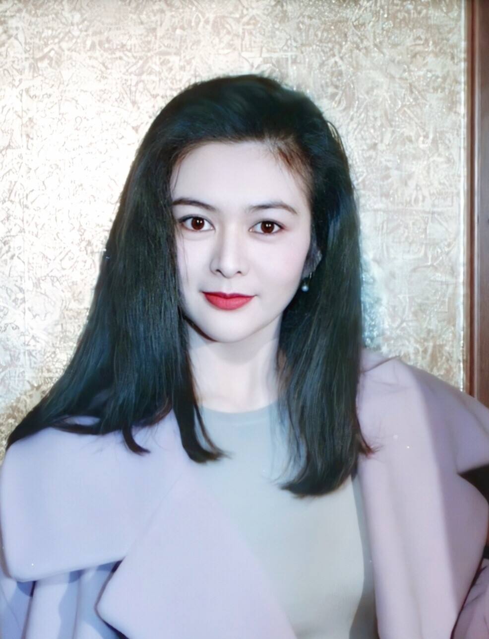 张冰茜同样是训练班出身,而后又加入邵氏公司,两人刚见面时,关山的