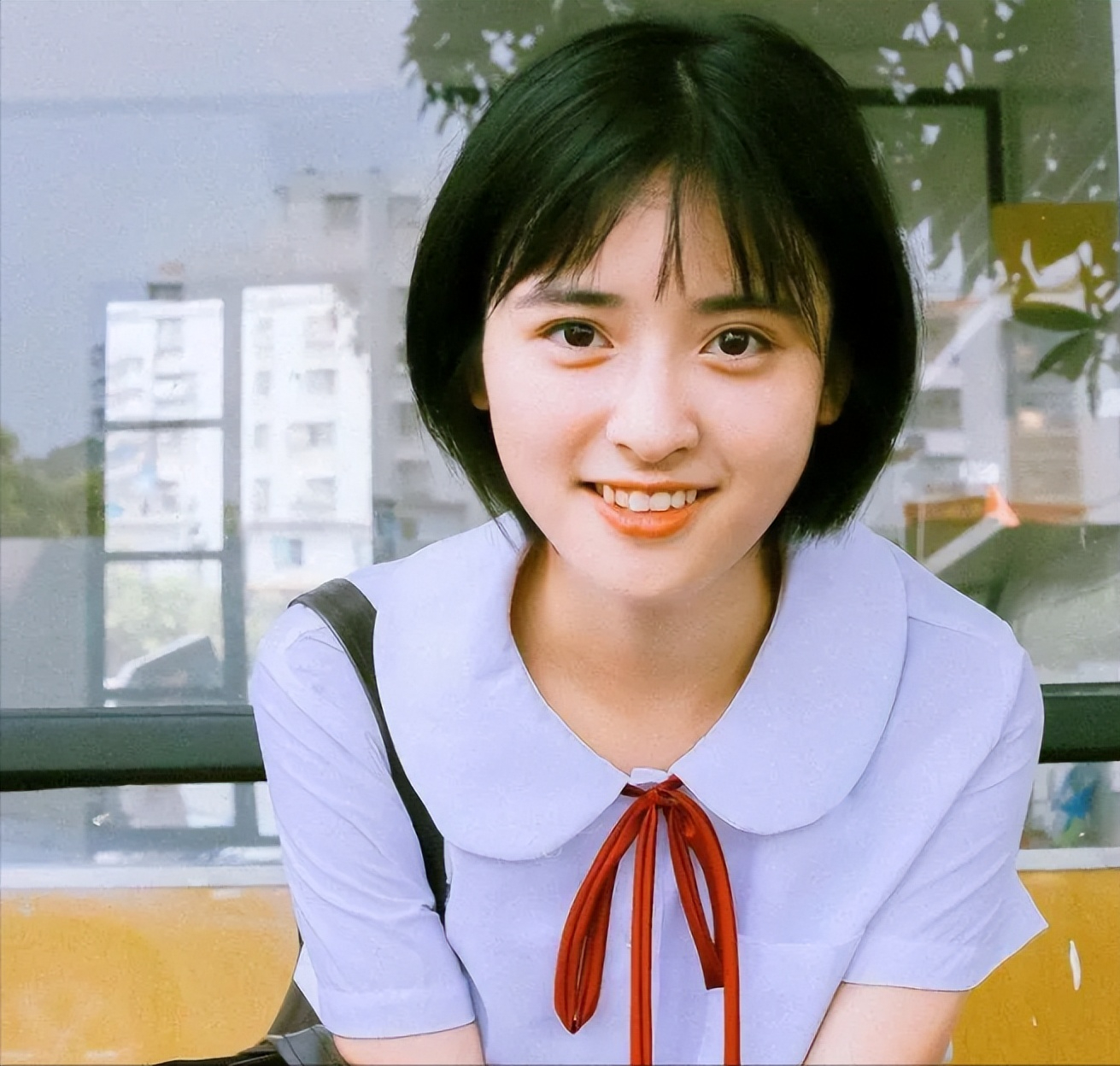 平日一些照片里风格也是那种"日系女高中生"的造型,吃这一套的人绝对