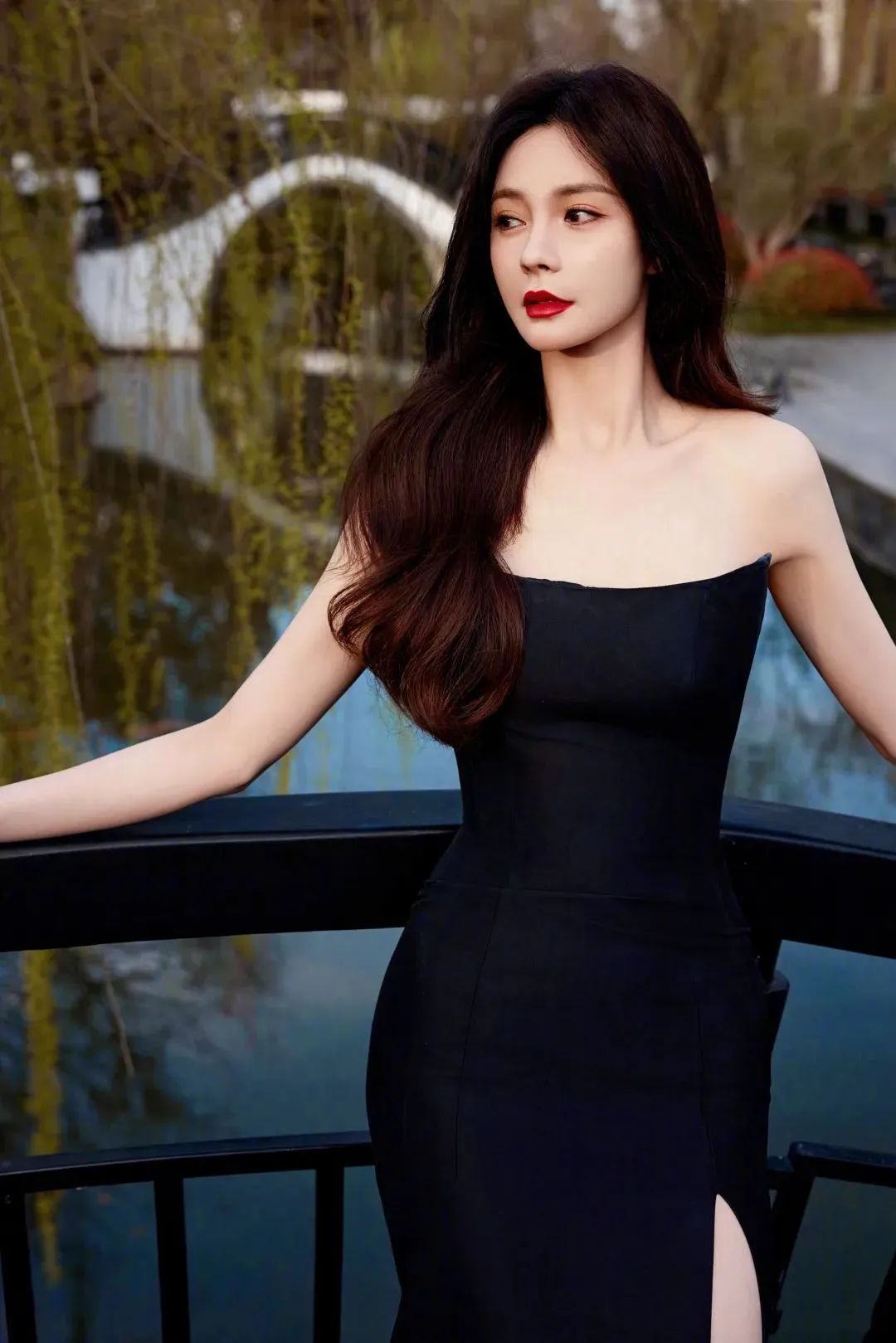 「沈梦辰美照」黑色抹胸开叉,优雅迷人,盛开的暗夜玫瑰