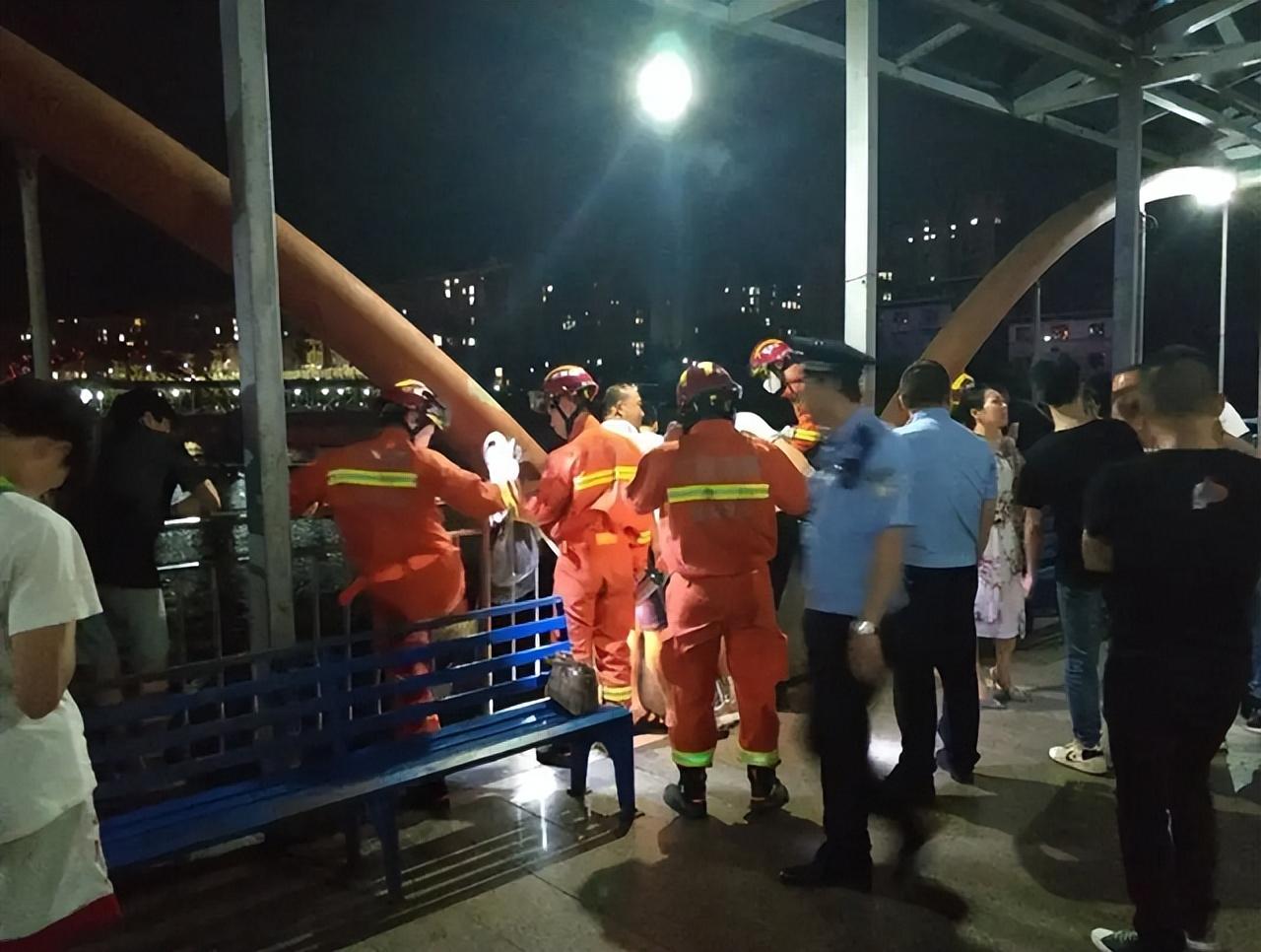 2011年16岁少年欲轻生19岁女孩以女友之名谈判一吻救命